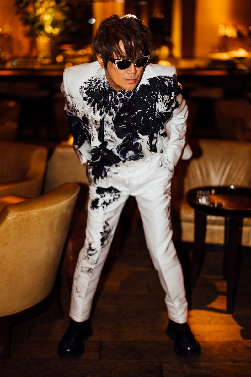 近藤真彦 ジャケット44万5280円、シャツ28万4350円、パンツ32万650円、シューズ14万1570円、サングラス10万8900円/すべてアレキサンダー・マックイーン