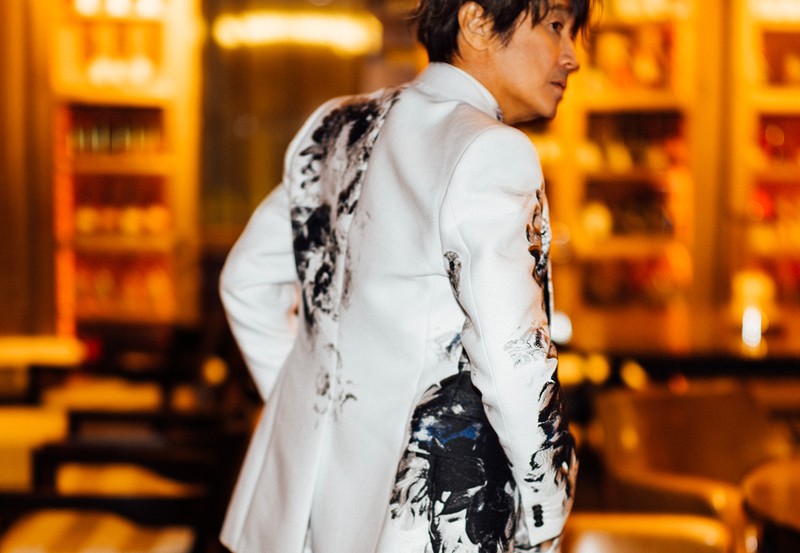 近藤真彦 ジャケット44万5280円、シャツ28万4350円、パンツ32万650円、シューズ14万1570円、サングラス10万8900円/すべてアレキサンダー・マックイーン