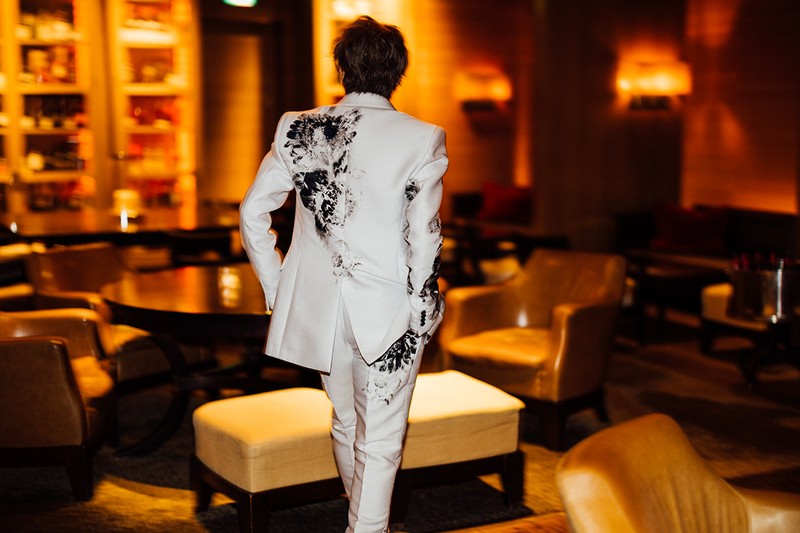 近藤真彦 ジャケット44万5280円、シャツ28万4350円、パンツ32万650円、シューズ14万1570円、サングラス10万8900円/すべてアレキサンダー・マックイーン