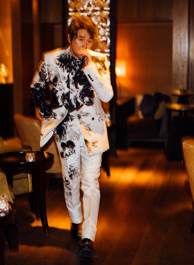 近藤真彦 ジャケット44万5280円、シャツ28万4350円、パンツ32万650円、シューズ14万1570円、サングラス10万8900円/すべてアレキサンダー・マックイーン