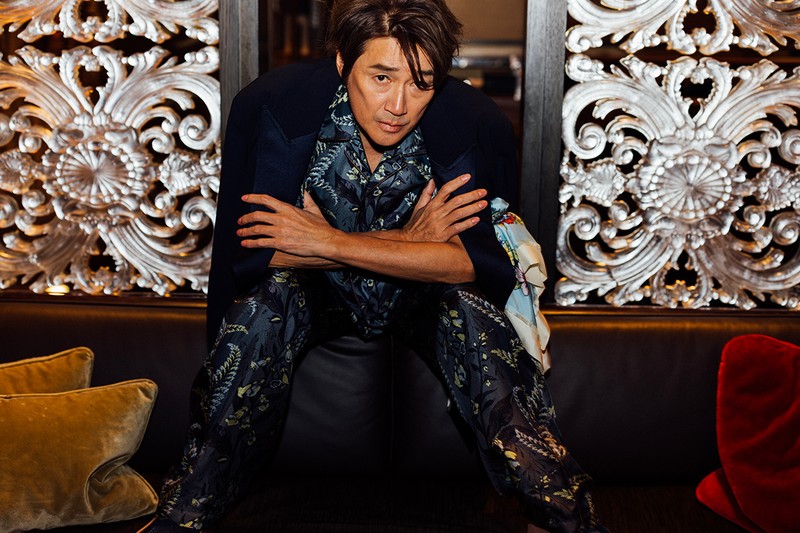 近藤真彦 ジャケット58万4100円、シャツ22万3300円、パンツ22万3300円、シューズ16万8300円/すべてエトロ(エトロ ジャパン)