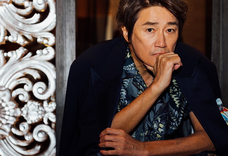 近藤真彦 ジャケット58万4100円、シャツ22万3300円、パンツ22万3300円、シューズ16万8300円/すべてエトロ(エトロ ジャパン)