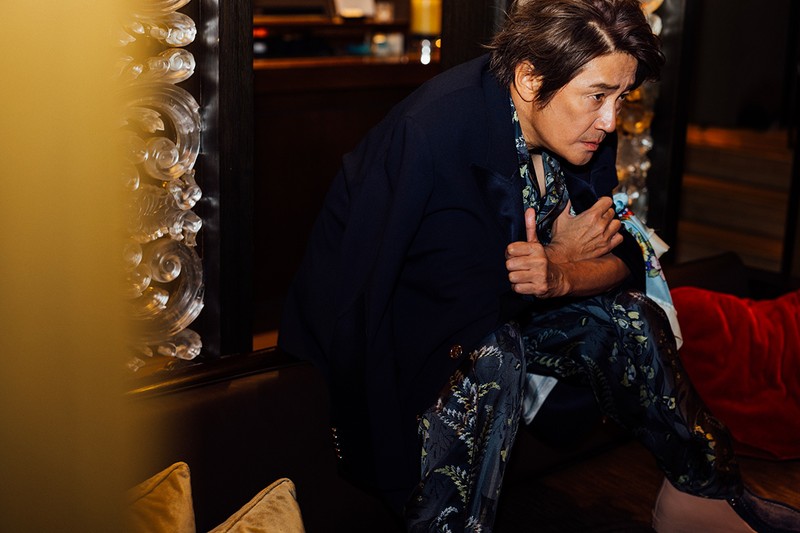 近藤真彦 ジャケット58万4100円、シャツ22万3300円、パンツ22万3300円、シューズ16万8300円/すべてエトロ(エトロ ジャパン)