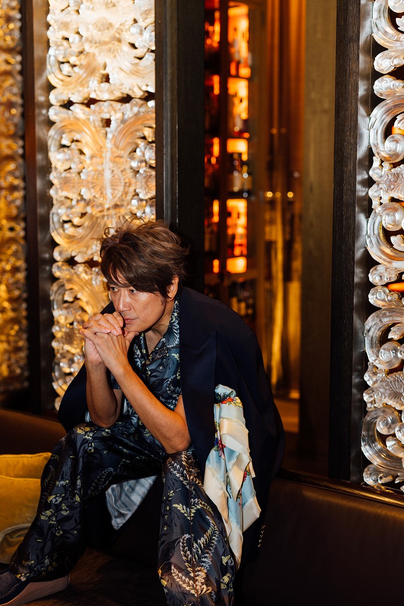 近藤真彦 ジャケット58万4100円、シャツ22万3300円、パンツ22万3300円、シューズ16万8300円/すべてエトロ(エトロ ジャパン)