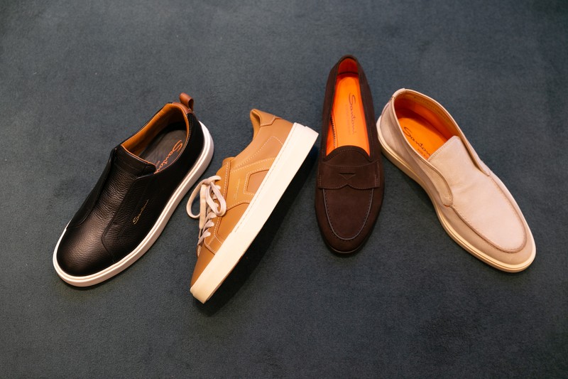 左から・スニーカー15万1800円、スニーカー13万4200円、ローファー16万7200円、デザートブーツ15万1800円／すべてサントーニ（ストラスブルゴ カスタマーセンター）