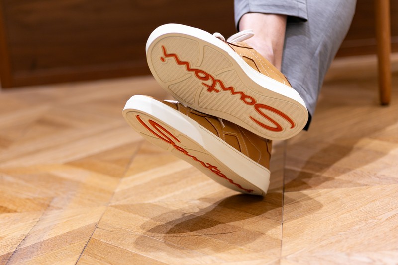 スニーカー13万4200円／サントーニ（ストラスブルゴ カスタマーセンター）