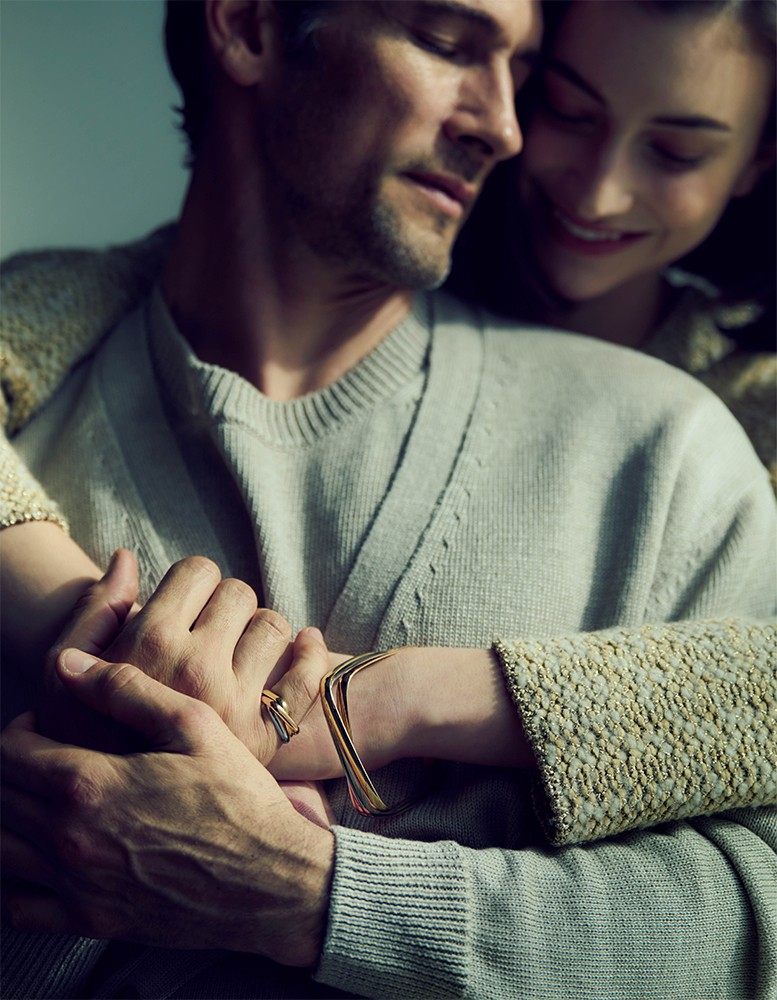 ▲ 男性●リング「トリニティ」リング［18KYG×18KPG×18KWG］32万8900円／カルティエ（カルティエ カスタマー サービスセンター）、カーディガン3万800円、ニット2万4200円／ともにバトナー　女性●ブレスレットは上と同じ。カーディガン24万2000円／ファビアナフィリッピ（アオイ）