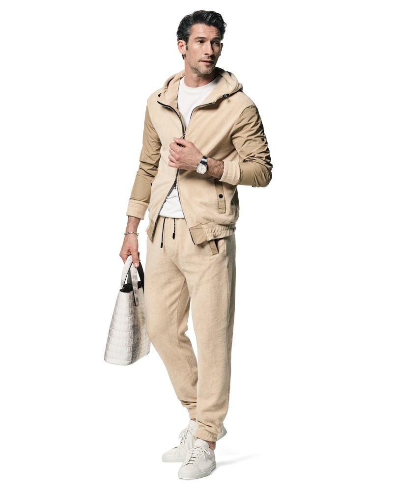 ▲ ブルゾン4万7300円、パンツ3万6300円/ともにP.M.D.S.(WAKO&CO)、Tシャツ1万7600円/ロンハーマン、バッグ39万6000円/山本製鞄、ブレスレット4万4000円/シンパシー オブ ソウル(S.O.S fp 恵比寿本店)、時計121万円/ゼニス、靴5万5000円/CQP(アイネックス)