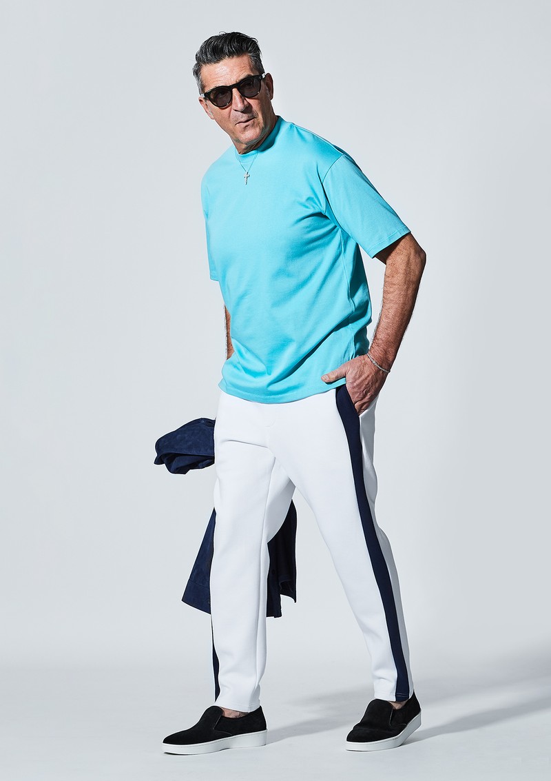 Tシャツ1万5400円、パンツ3万800円/すべてエムバイ、ブルゾン10万4500円/アルマ、サングラス4万7300円/アイヴァン、ネックレス29万円、ブレスレット90万円/ともにロコ・アラモード、靴4万1800円/ペリーコ サニー(すべて買えるLEON)