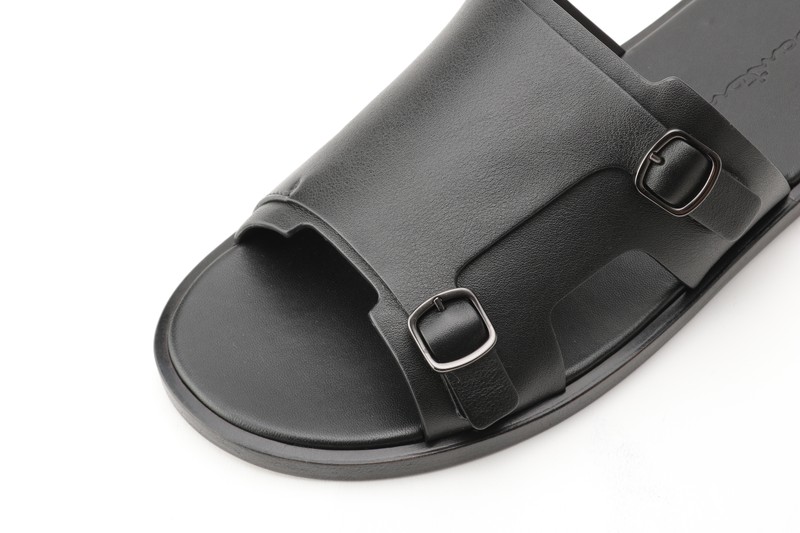 サンダル14万6300円／サントーニ（ストラスブルゴ カスタマーセンター）