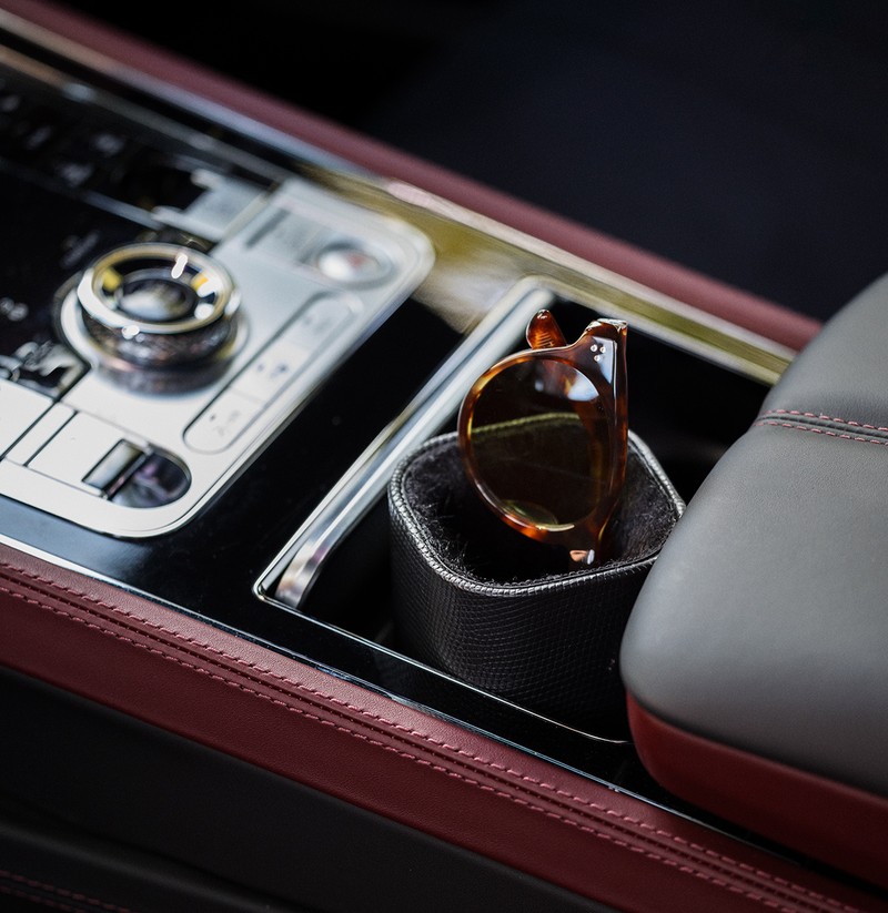 メガネホルダー1万5180円/ザオー、サングラス4万7300円/アイヴァン(ともに買えるLEON)