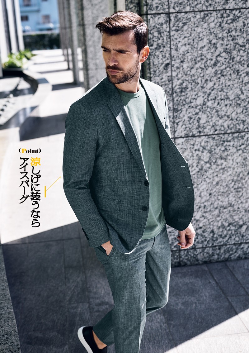 ジャケット5万6100円、パンツ3万4100円、カットソー1万5400円、スニーカー3万7400円／すべてジョゼフ オム（オンワード樫山 お客様相談室）