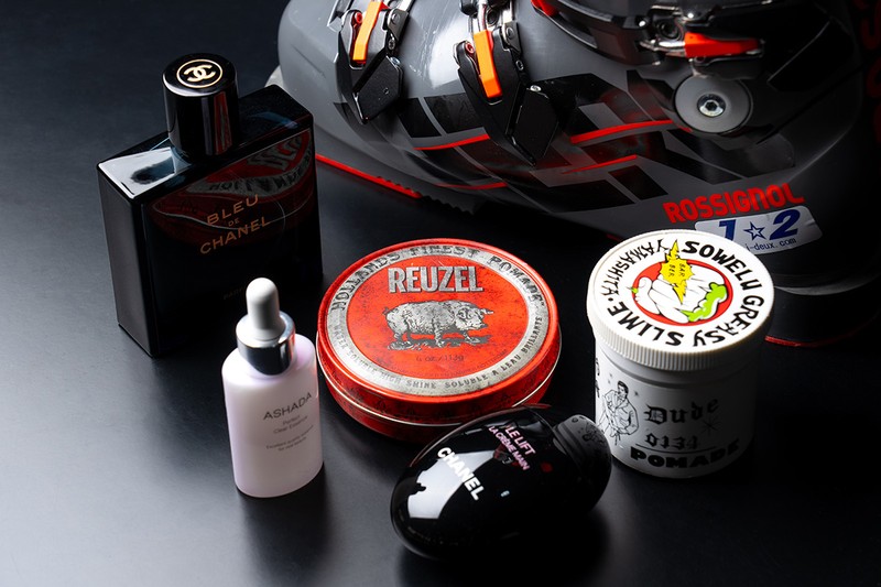 左上から時計回りに、パルファム「ブルー ドゥ シャネル」(100ml)2万3870円/シャネル、ポマード「Reuzel Red Pomade」(113g)2750円/ルーゾー(ルーゾージャパン)、「グリーシースライムジムポマード GREEN」(150g ※パッケージ変更)2800円/エマジニー、ハンドクリーム「ル リフト ラ クレーム マン」(50ml)9900円/シャネル、美容液「アスハダ パーフェクトクリア エッセンス」(30ml)7476円/アスハダ