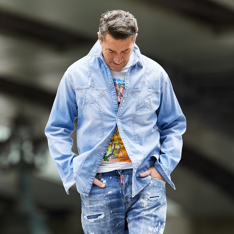 シャツ13万2000円、カットソー5万9400円、デニム24万900円/すべてディースクエアード(買えるLEON)