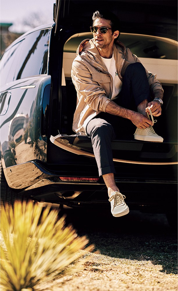 ▲ 男性●靴9万6800円、パーカ23万4300円／ともにモンクレール（モンクレール ジャパン）、Tシャツ4万9500円／ラルディーニ（トヨダトレーディング プレスルーム）、パンツ3万800円／コロン（エンメ）、サングラス4万3670円／オリバーピープルズ（ルックスオティカジャパン カスタマーセンター）、時計121万円／ゼニス