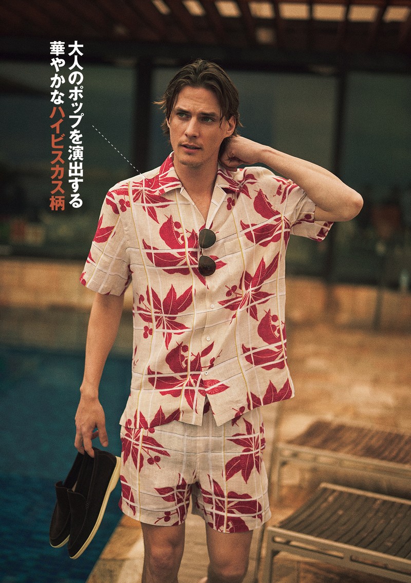 シャツ25万4100円、ショーツ20万1300円、サングラス8万5800円、シューズ14万4100円／すべてロロ・ピアーナ（ロロ・ピアーナ ジャパン）