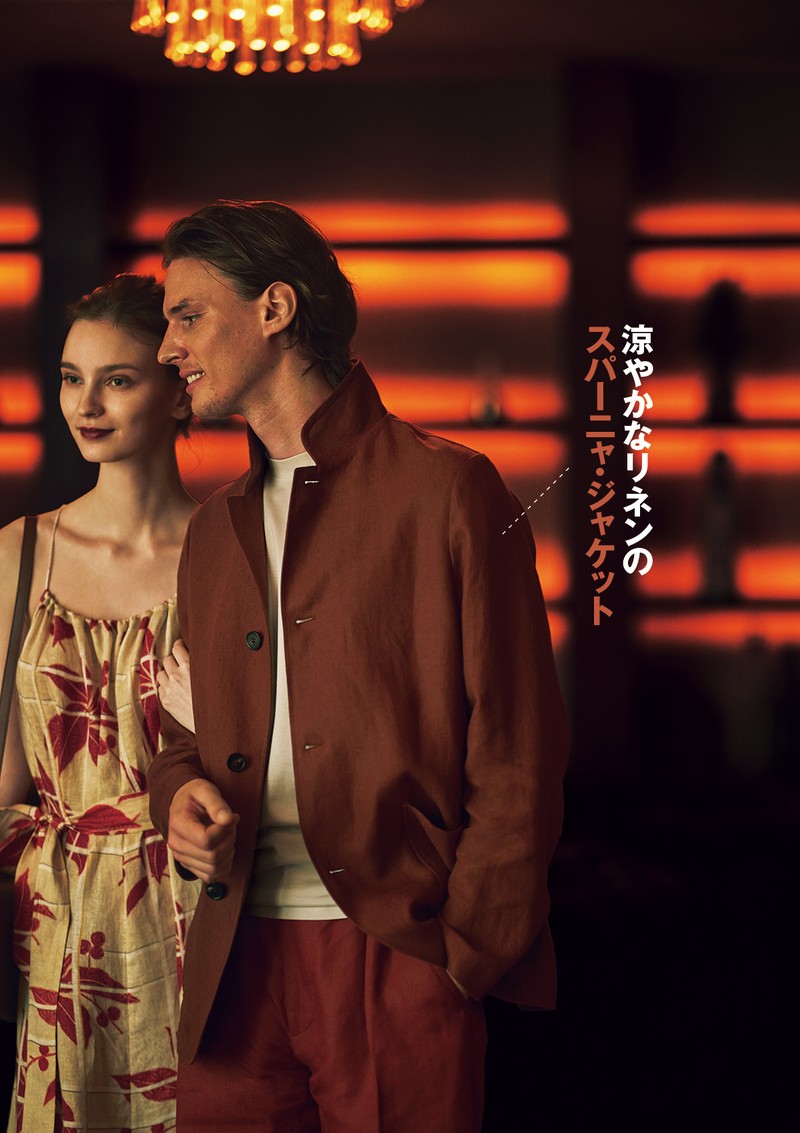 男性●ジャケット43万7800円、パンツ21万100円、Tシャツ7万3700円／すべてロロ・ピアーナ（ロロ・ピアーナ ジャパン） 女性●ジャンプスーツ63万300円、バッグ115万5000円／ともにロロ・ピアーナ（ロロ・ピアーナ ジャパン）