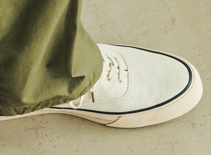 スニーカー7万7000円／ビズビム