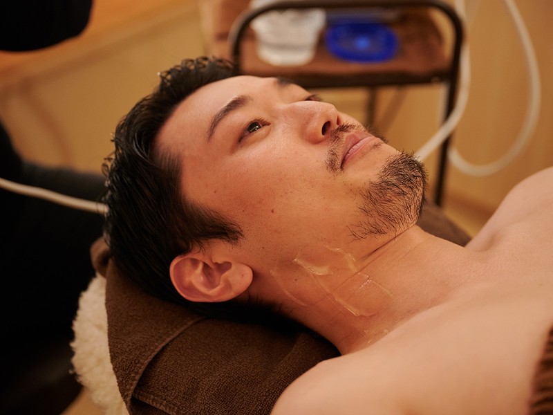体験したのは、小さい頃から注射が大の苦手で、鍼経験皆無の編集部・武田。「普段からまったく運動も、ケアも一切していません。でも毎日のむくみは気になるので、何とかケアしたいんです……でもやっぱり怖い」なんてかなりビビり気味。着替えたら、最初に「ハッチィングジェルV」を塗ります。これはジェル状の導入美容液で、保水力の高いヒアルロン酸がたっぷり配合されています。