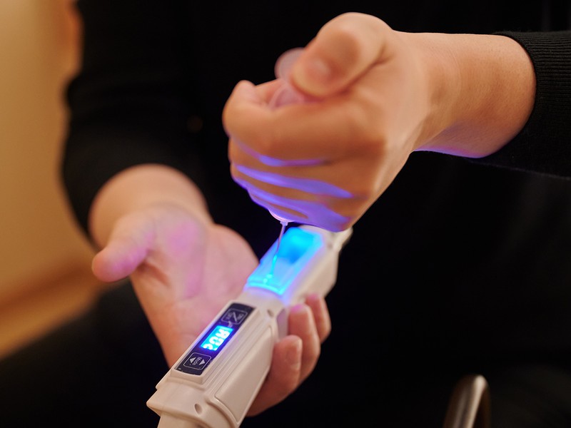 次に、オリジナルの「Siウォーター」を独自技術でナノサイズ化させます。こちらは「シリカ×プラチナ(白金)」が主成分で、肌に良いものだけを使って浸透率を上げて、肌自体の保水力を高めてくれます。プラチナは、ナノサイズに加工した白金ナノコロイドを配合しているので、アンチエイジング効果もばっちりです。