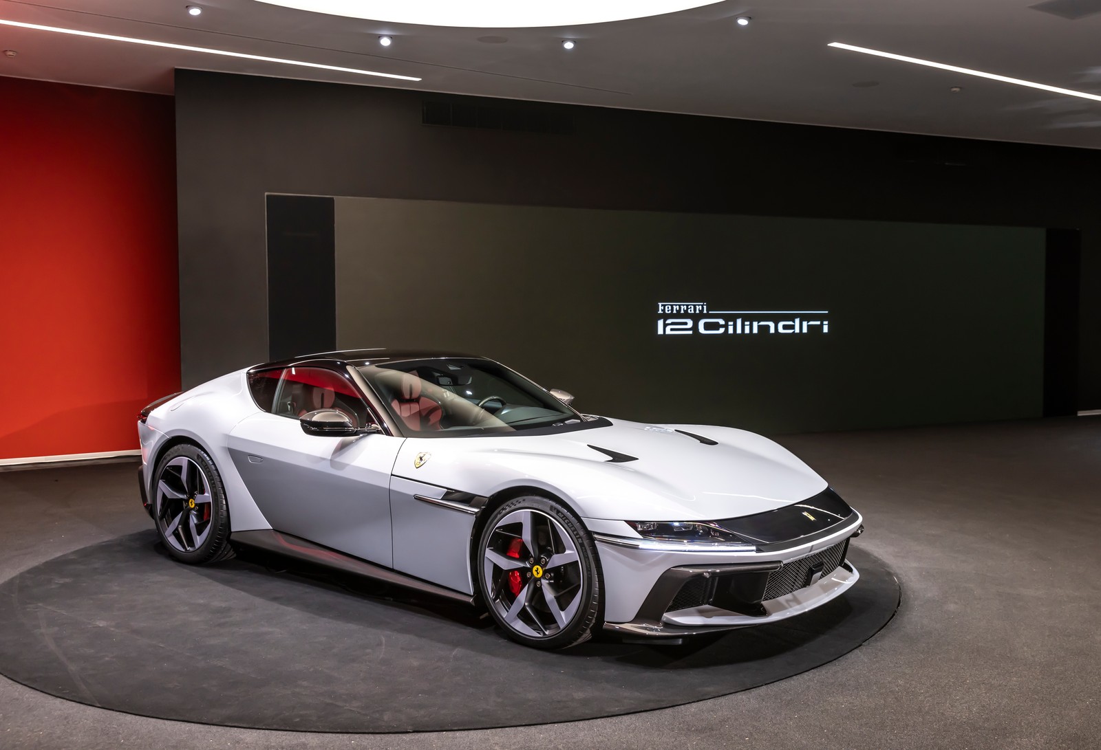 待望の新型12気筒フェラーリが登場！ これぞ憧れのスーパーカーたる魅力を探る | 自動車 | LEON レオン オフィシャルWebサイト