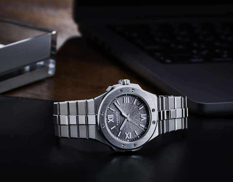 ▲ 「アルパイン イーグル 41」自動巻き、ルーセントスティール™ケース(41mm)×ブレスレット。100m防水。217万8000円/ショパール(ショパール ジャパン プレス)
