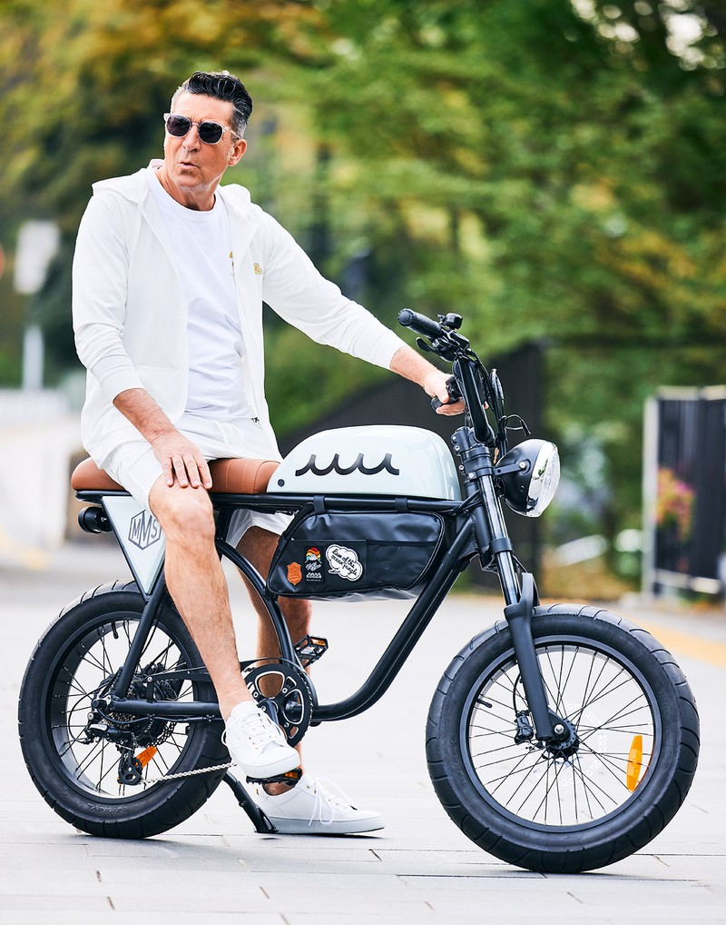 自転車（バッグ付き）49万1700円、パーカ2万5300円、Tシャツ1万1000円、ショーツ1万9800円／すべてムータ・マリン×センチュリオンボート×LEON、サングラス3万5200円／ロッツァ、ブレスレット52万2500円／ジャスティン デイビス、スニーカー11万7700円／セルジオ ロッシ（すべて買えるLEON）
