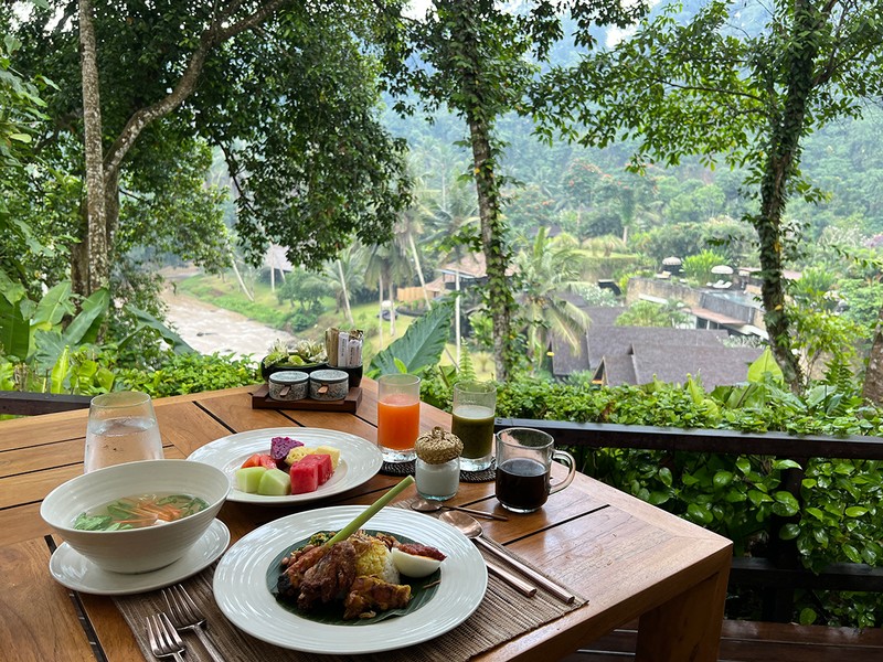 「Sawah Terrace」では朝食でナシチャンプルをいただけます。