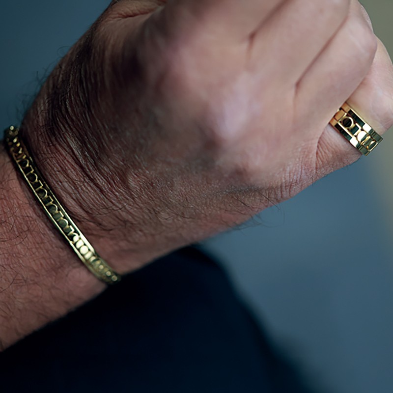 ブレスレット76万7800円、リング35万7500円／ともにダミアーニ（ダミアーニ 銀座タワー）