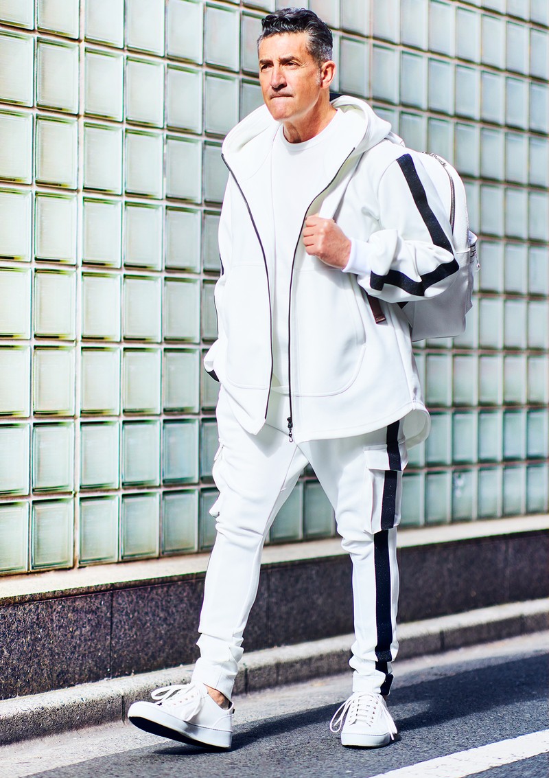  パーカ5万3900円、パンツ4万4000円／ともにキリュウキリュウ、Tシャツ1万5400円／エムバイ、バックパック７万4800円／クリーザン、スニーカー11万7700円／セルジオ ロッシ（すべて買えるLEON）