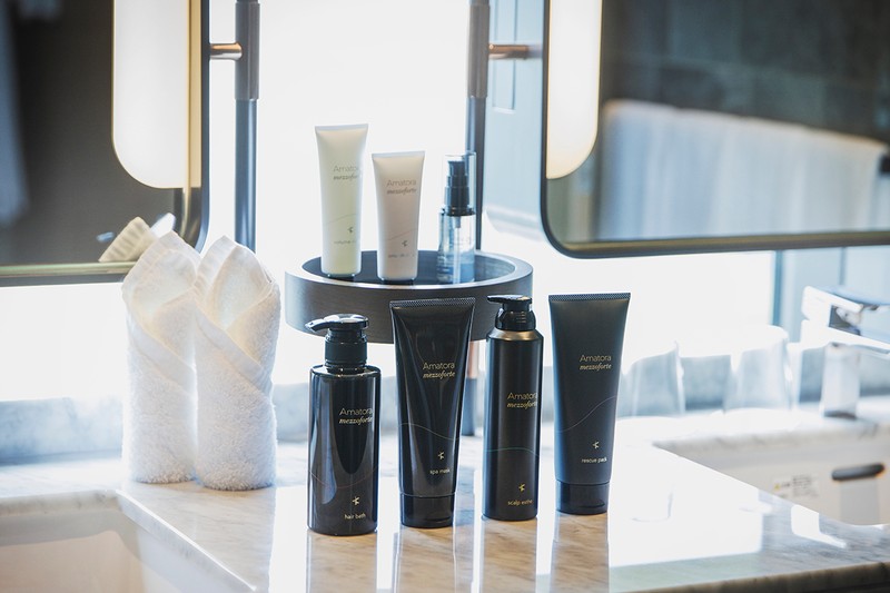 アマトラ メゾフォルテ ヘアバス〈シャンプー〉335ml 5280円、スパマスク〈トリートメント〉225g 5280円、スカルプエステ〈頭皮ケアシャンプー〉190g 6050円、レスキューパック〈トリートメント〉225g 5500円、(奥左から)ボリュームデザイン〈洗い流さないヘアトリートメント〉100g 3520円、スムースデザイン〈洗い流さないヘアトリートメント〉80g 3520円、レスキューセラム〈洗い流さないヘアトリートメントオイル〉50mL 4950円(すべてサロン専売品)/アマトラ