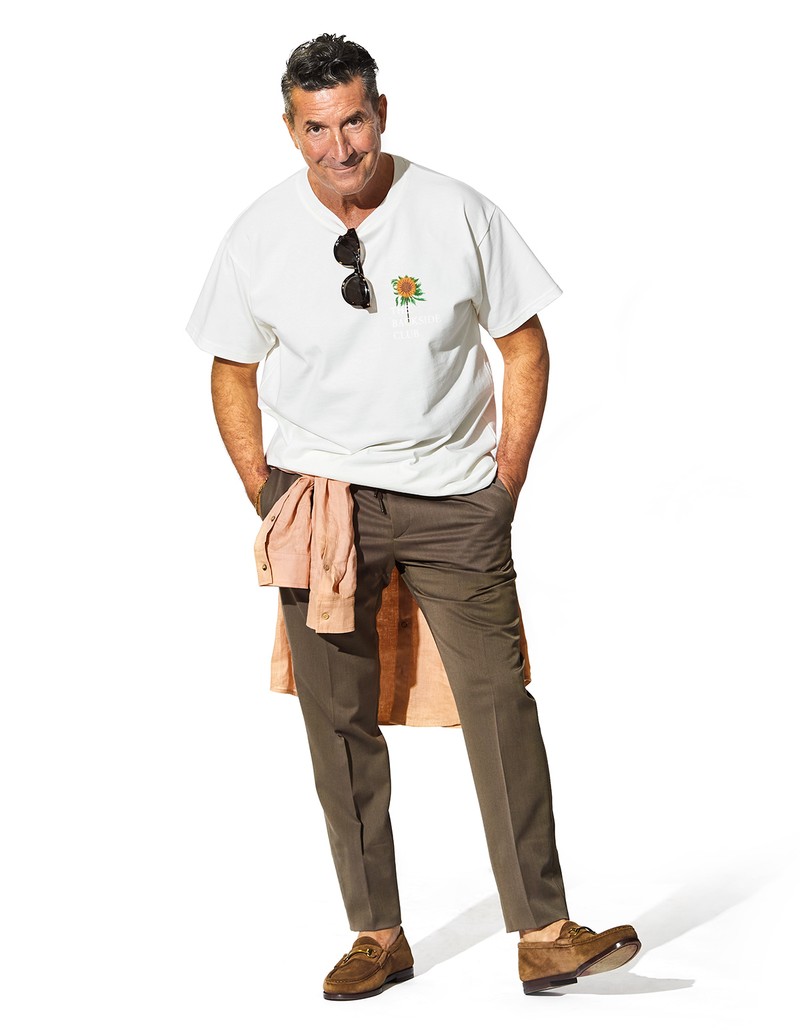 Tシャツ2万900円／バックサイドクラブ、パンツ4万2900円／タリアトーレ、シャツ2万5300円／マジックリネン、サングラス3万5200円／ウェイティングフォーザサン、ブレスレット52万2500円／ジャスティン デイビス、靴7万4800円／ヴェラスカ（すべて買えるLEON）