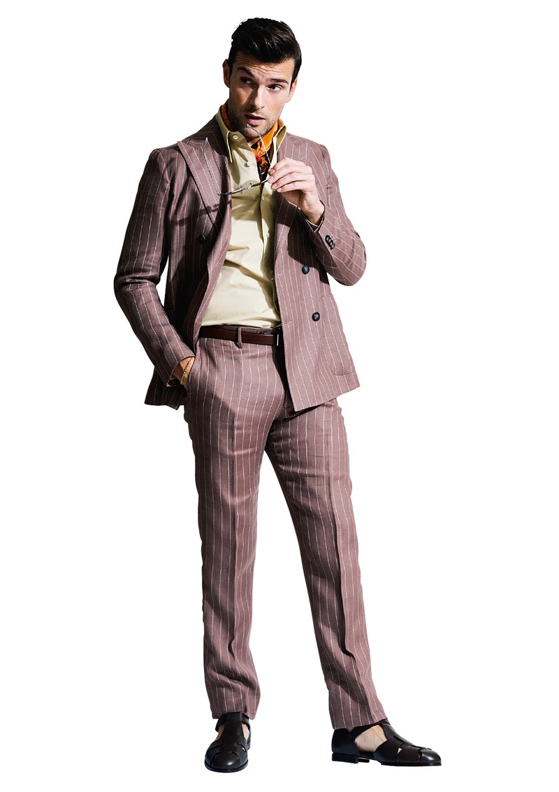 サンダル14万6300円/トッズ(トッズ・ジャパン)、シャツ3万3000円/エストネーション、スカーフ1万7600円/ステファノ カウ(バインド ピーアール)