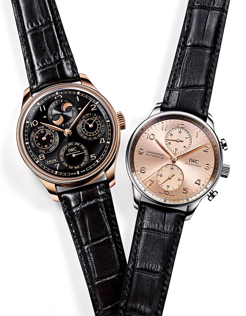 ▲ (右)「ポルトギーゼ・クロノグラフ」自動巻き、SSケース(41mm)、アリゲーターストラップ。3気圧防水。123万7500円、(左)「ポルトギーゼ・パーペチュアル・カレンダー 44」自動巻き、18 ct Armor Gold®ケース(44.4mm)、サントーニ社製アリゲーターストラップ。5気圧防水。693万円/ともにIWC