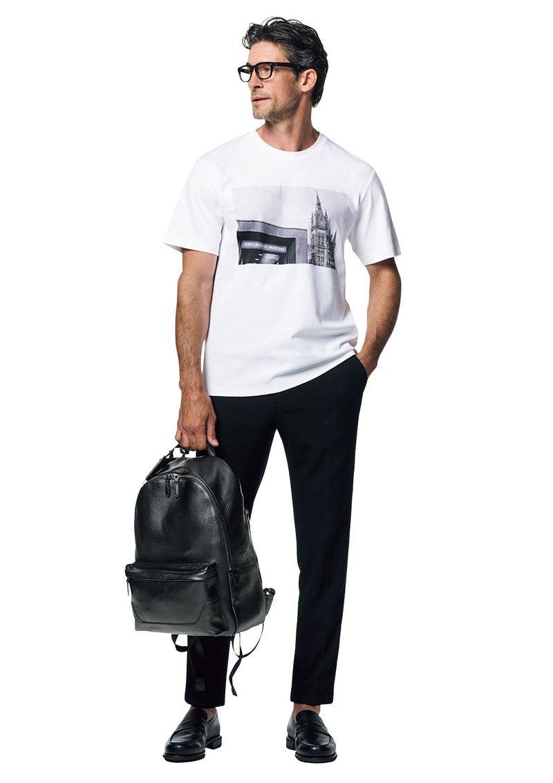 Tシャツ1万7600円、パンツ3万7400円、靴は参考商品／すべてジョゼフ オム、バッグ8万2500円／ペッレ モルビダ×ジョゼフ オム（すべてオンワード樫山 お客様相談室）