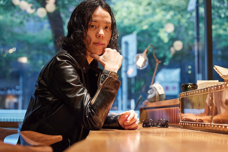 カーリーなロングヘアがフェミニンな印象も与える西 勇輔さん。しかし強い志を持って飲食業界に挑む若き“騎士”なのです。ただしオフの日は、ブラックレザーのライダーズをタイトに着こなすロック男子です。