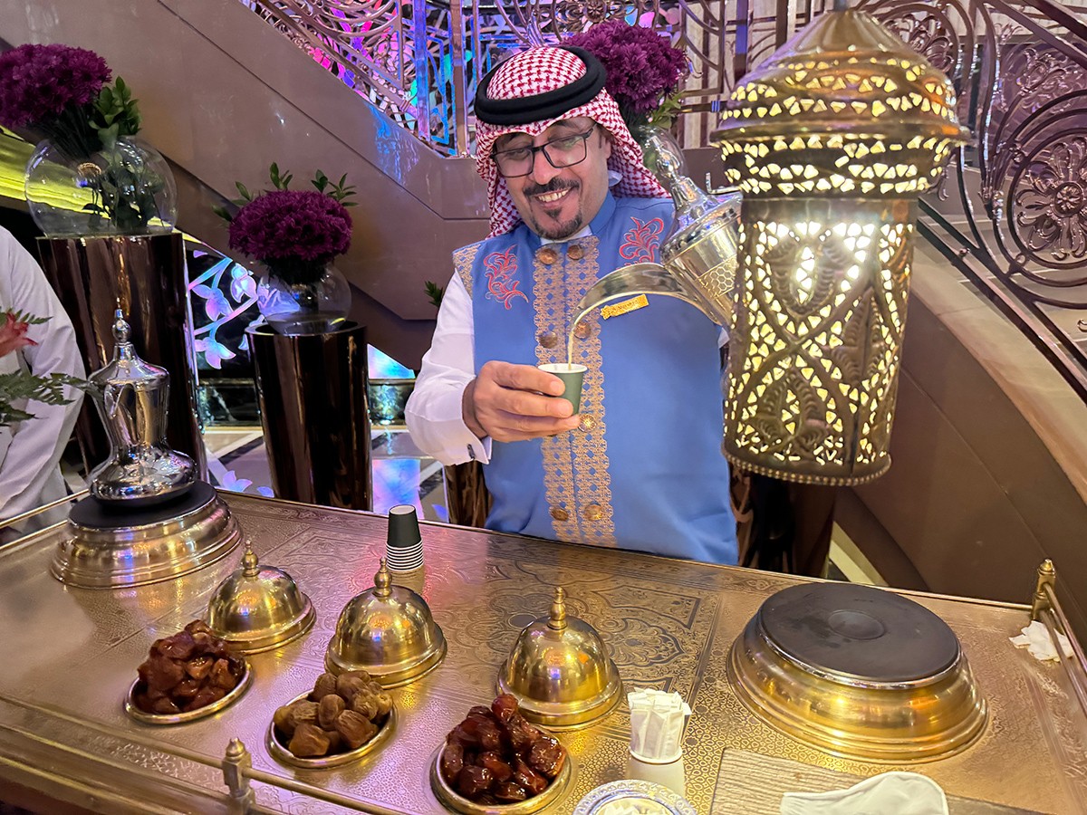 サウジアラビア人が四六時中飲んでいるサウジ・コーヒー。そしてその相棒となるのが手前に写っているデーツ（この時はフレーバーが3種類ありました）。