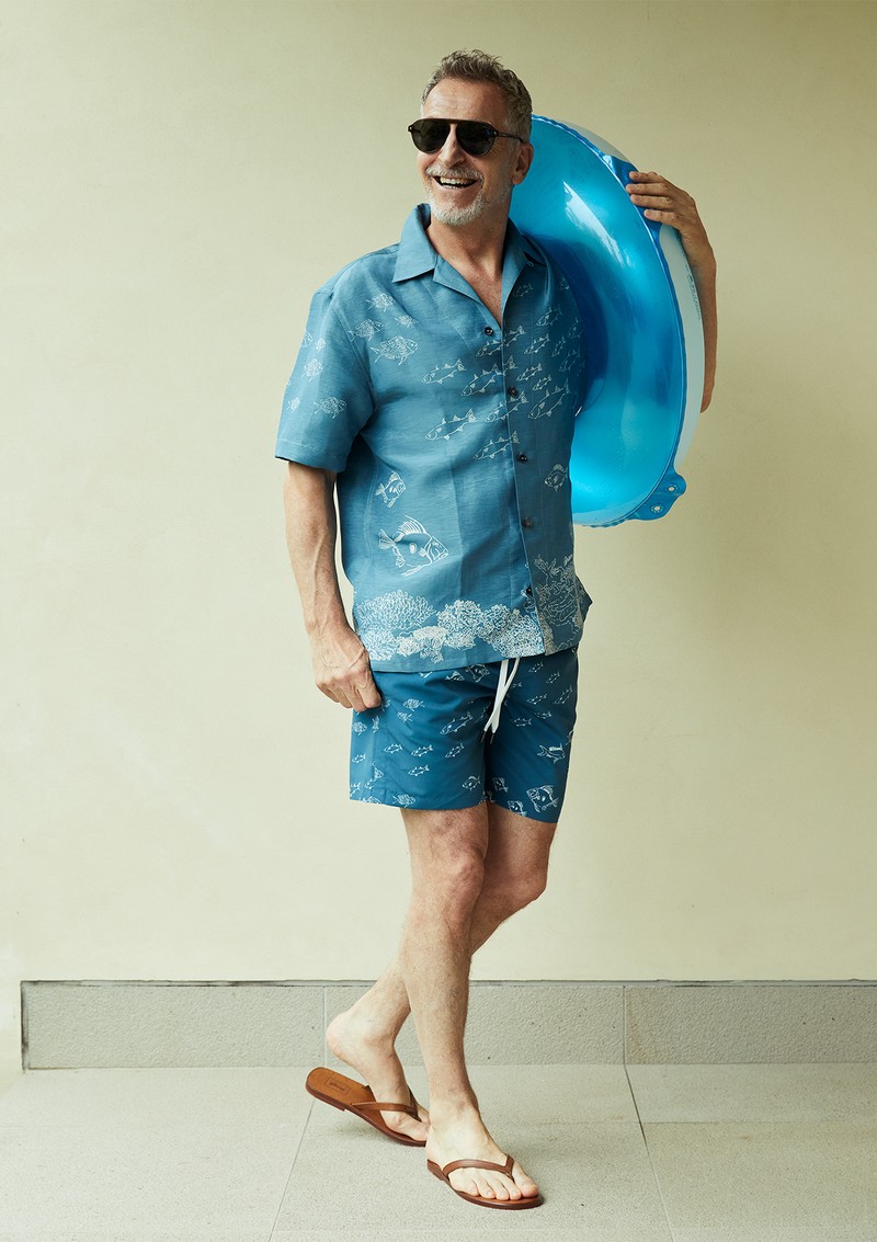 シャツ26万6200円/ブリオーニ、スイムショーツ8万8220円/ともにブリオーニ(買えるLEON)、サングラス5万5000円、サンダルは参考商品/ともにブリオーニ(ブリオーニ クライアントサービス)