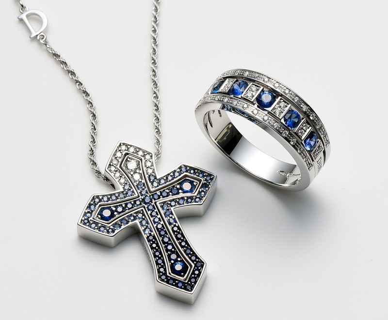 ▲ ネックレス136万4000円、リング108万7900円/ともにダミアーニ(ダミアーニ 銀座タワー)