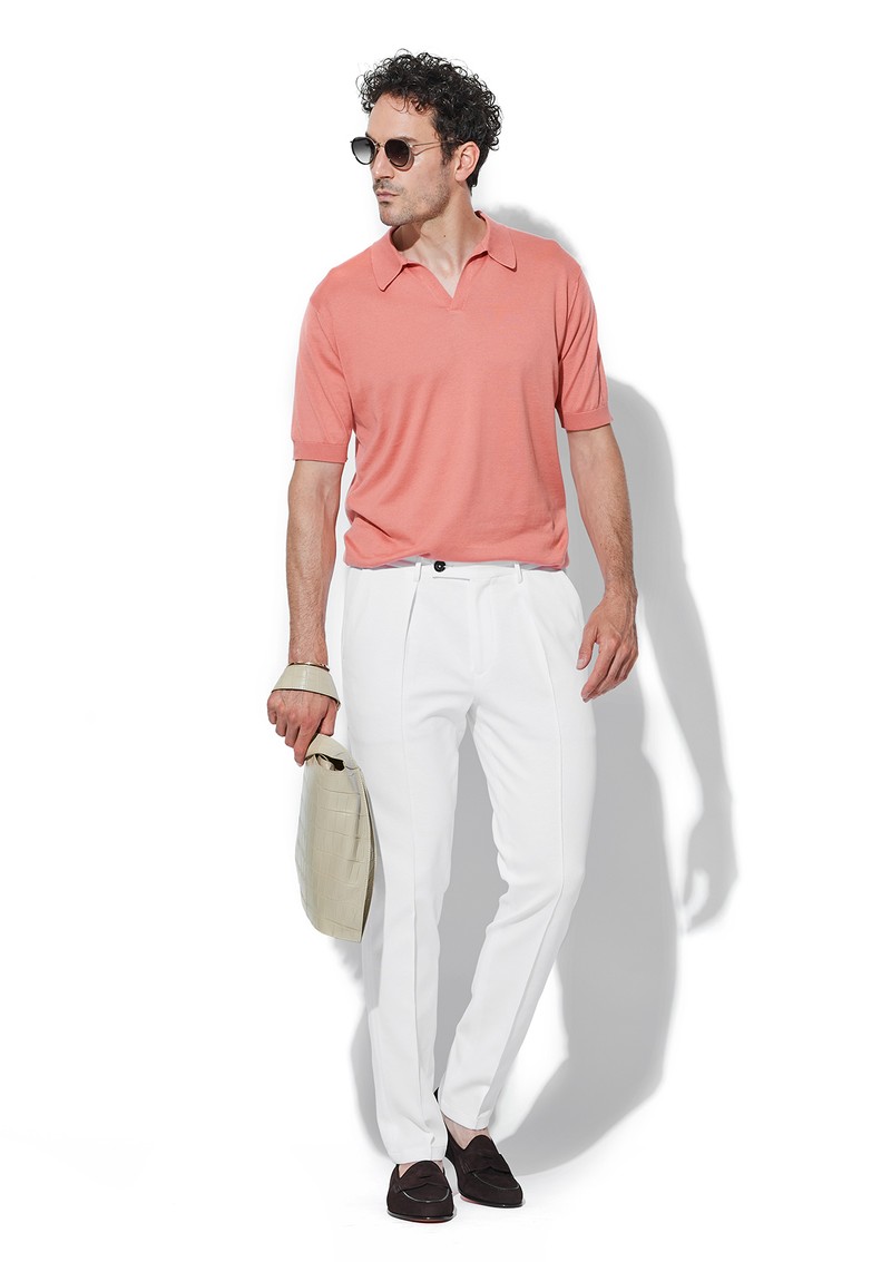 パンツ3万1900円／ザ・チノ リヴァイブド、ニットポロ4万1800円／ジョン スメドレー、サングラス4万8400円／アイヴァン、バングル25万9600円／ジェントルマン、バッグ30万8000円／プレシャス プレステージ、靴16万7200円／サントー二（すべて買えるLEON）