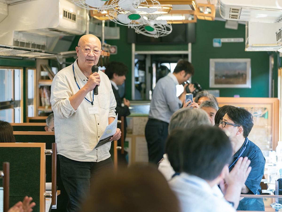 新高岡駅からの貸切列車内では、地質学者の巽好幸氏による、富山湾の特異性について解説をしていただきました。