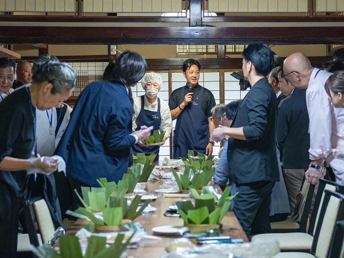 ます寿司体験は、「丸龍庵」のパッケージを用いて。代表の木村さんから作り方を教わりながらます寿司体験！