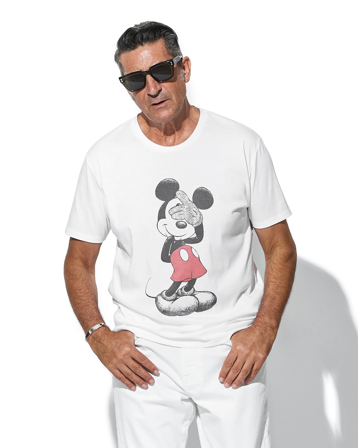 Tシャツ2万9700円／マックスシックスⓒDisneyパンツ4万4000円／リプレイ、ブレスレット11万9800円／フート、サングラス10万7800円／アコニ（すべて買えるLEON）