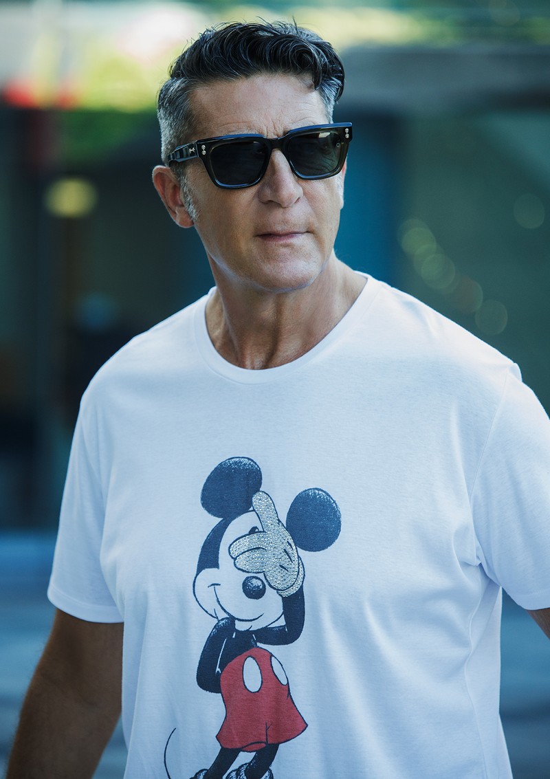 サングラス10万7800円/アコニ、Tシャツ2万9700円/マックスシックス(ともに買えるLEON)