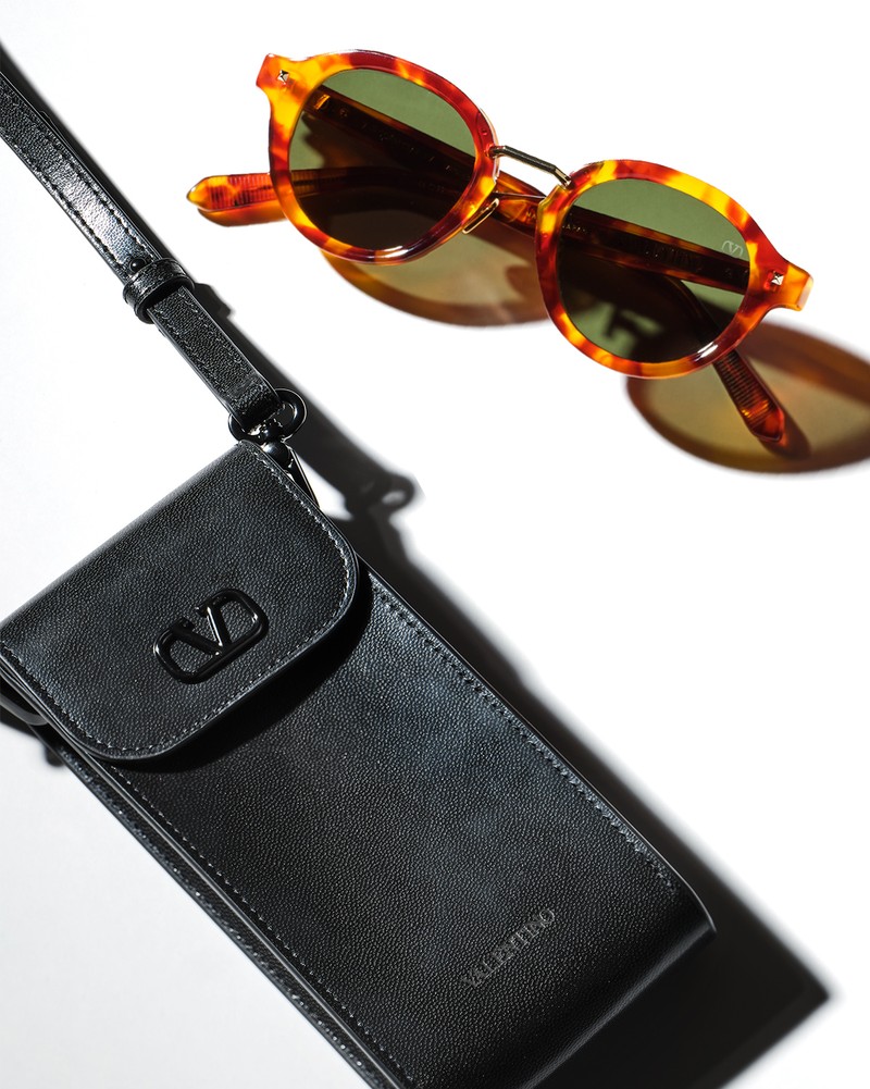 サングラス11万6600円/ヴァレンティノ(買えるLEON)