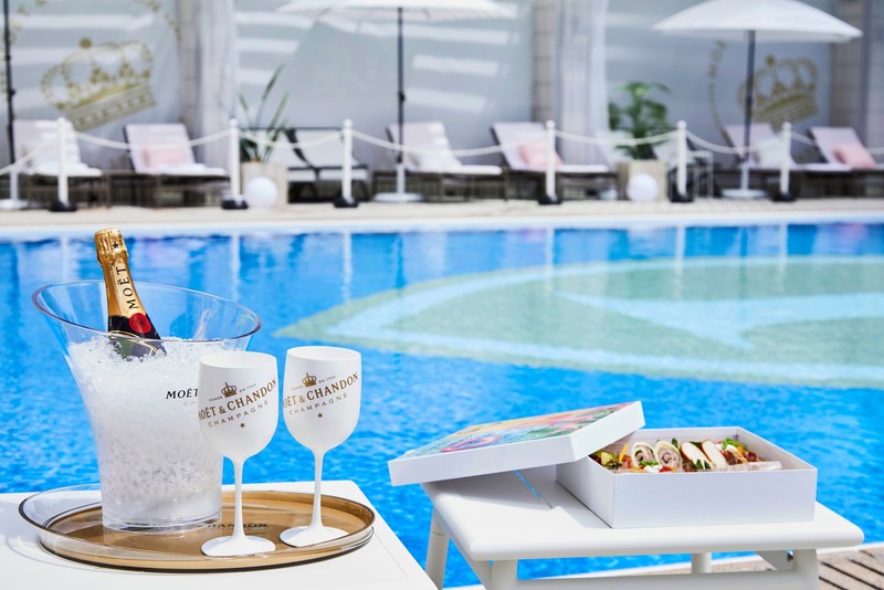 泡と夜景で深夜まで!? 大人が楽しめるホテルプール3選