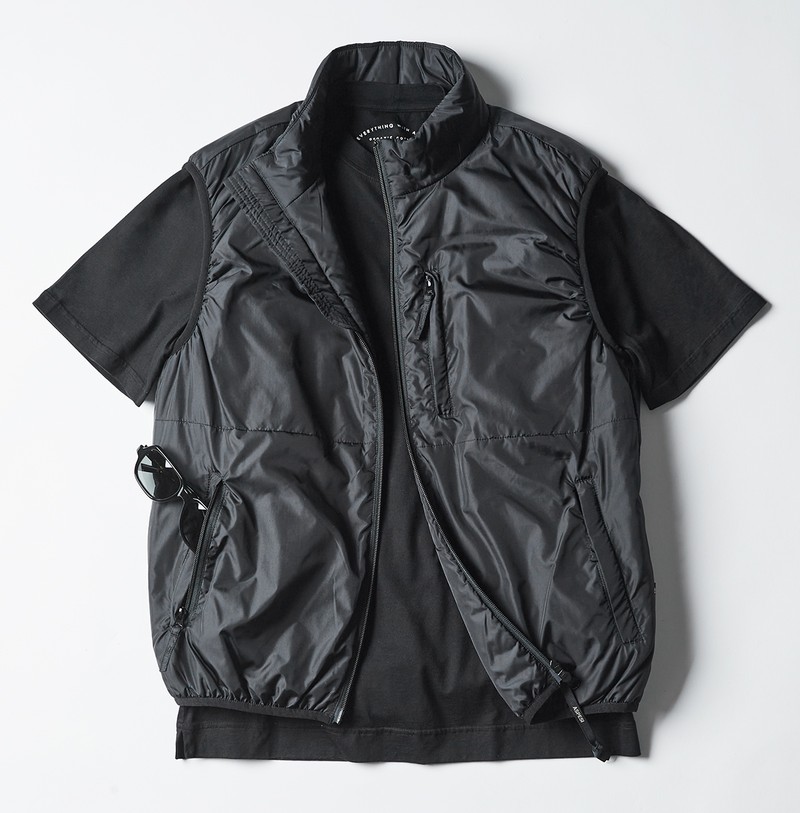 ベスト5万8300円/アスペジ(トヨダトレーディング プレスルーム)、カットソー2万4200円/フェデリ(トレメッツォ)、サングラス6万7100円/アイヴァン 7285(アイヴァン 7285 トウキョウ)