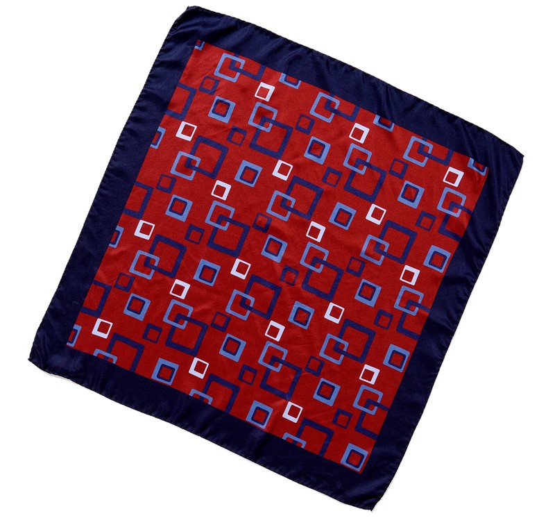 ▲ スカーフ[65×65cm] 1万6500円／レガリア（エスディーアイ）
