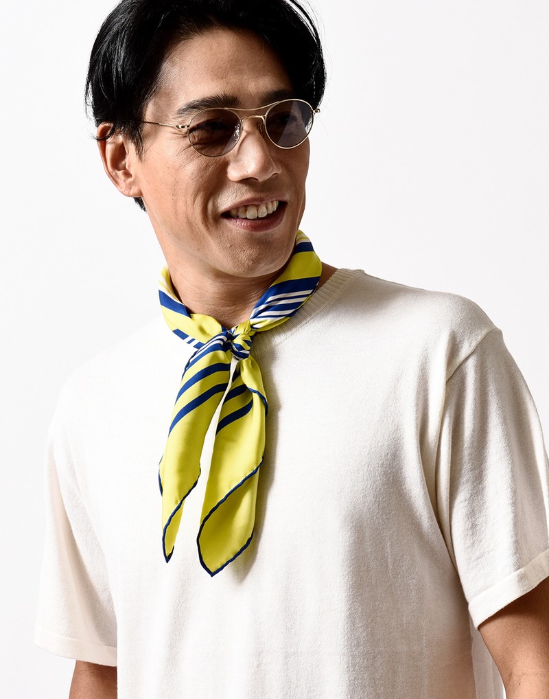 ▲ スカーフ2万3100円/ユーゲン(イデアス)、ニットTシャツ2万900円/ヴィルーム(コロネット)、サングラス5万5000円/アイヴァン(アイヴァン 東京ギャラリー)、ブレスレット9万1000円/トムウッド(トムウッド 青山店)