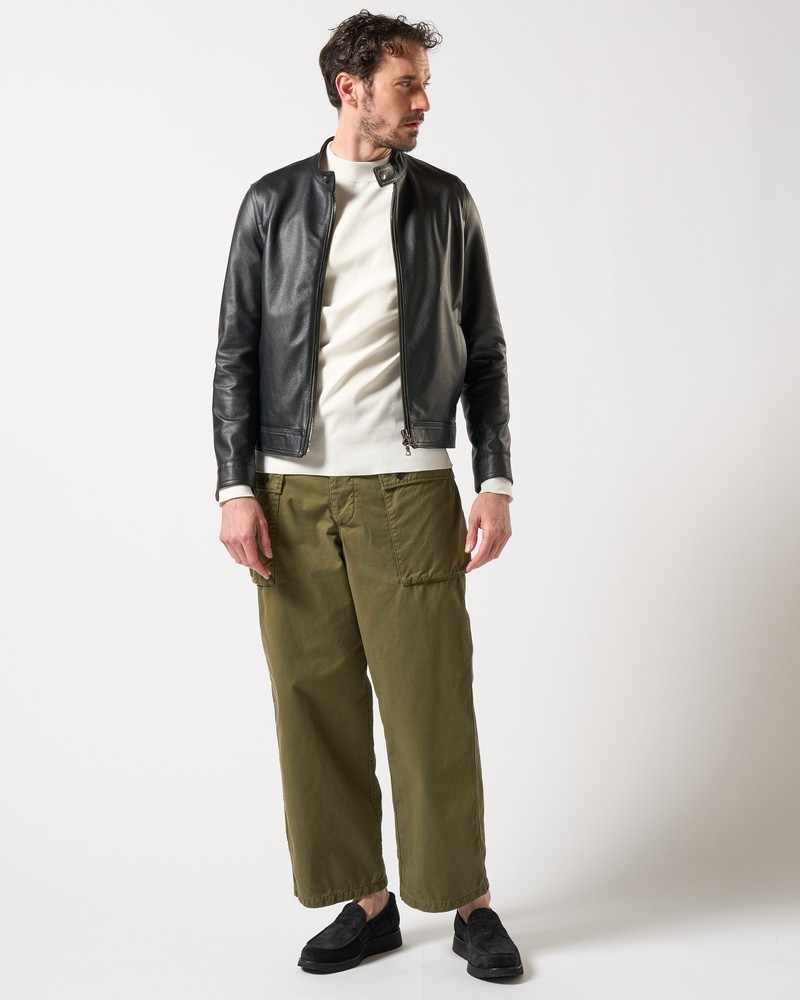 ▲ レザージャケット19万8000円/エンメティ×ダブルジェイケイ、カットソー2万4200円、パンツ6万500円、靴5万5000円/すべてダブルジェイケイ(ダブルジェイケイ)